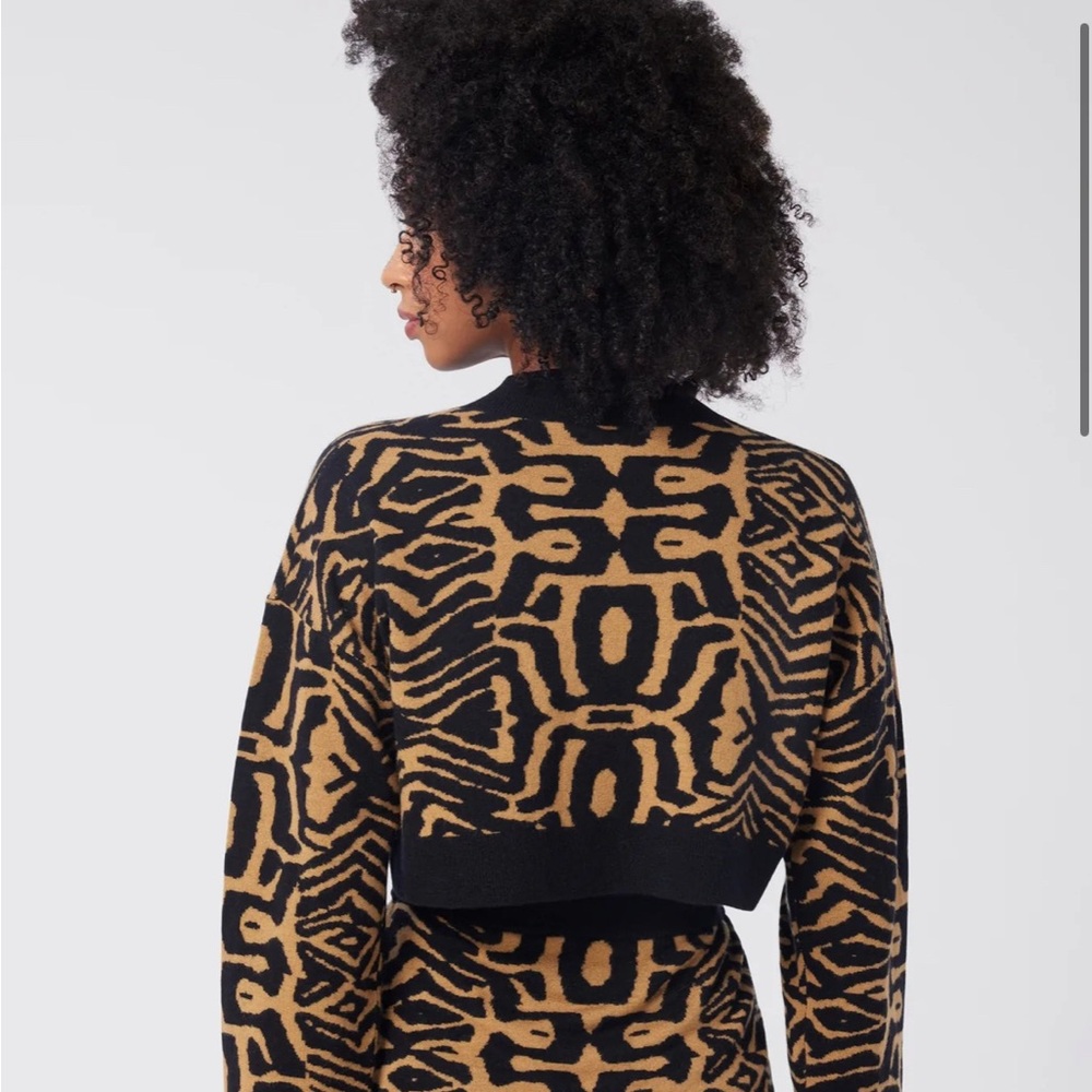 Lita By Ciara Chic Black and Tan Patterned Women's Sweater - Picture 2 of 7
